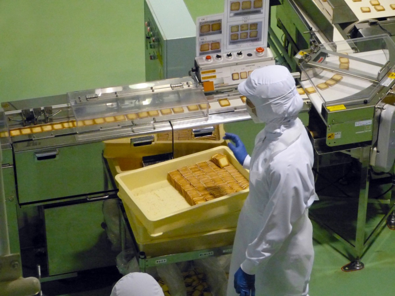 vente-TAVERNES-min_japan_sapporo_chocolate_factory_label_packaging_cookie_machine_operator-961505