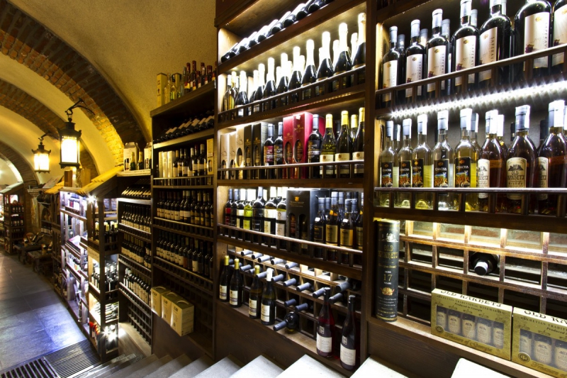 vente-TAVERNES-min_world_street_travel_shop_canon_georgia_wine_bottles-429767